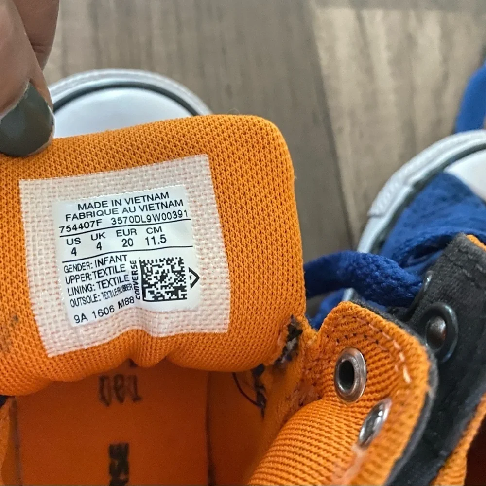 Converse all star kids sneakers shoes size 4